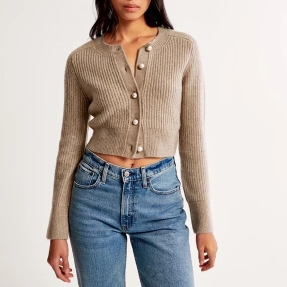 Abercrombie & Fitch pearl button-down cardigan - Picture 2 of 9